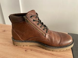 Botines marrones con cremallera y cordones