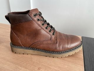 Botines marrones con cremallera y cordones