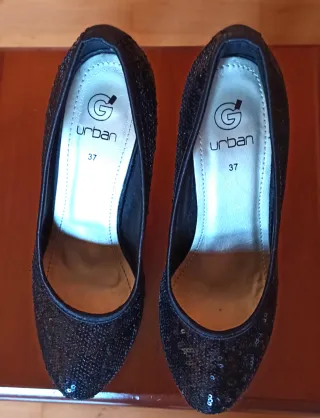 Zapatos de tacón negros con lentejuelas