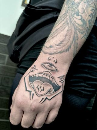 anime tattoo color y blanco y negro