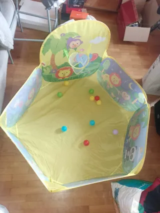 Parque de bolas infantil con animales y canasta