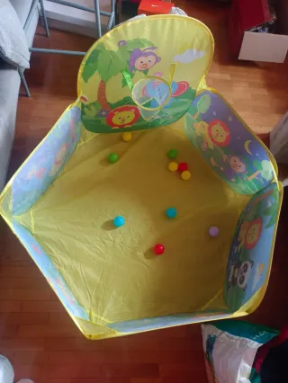 Parque de bolas infantil con animales y canasta