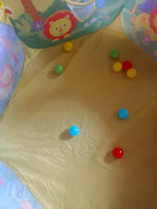 Parque de bolas infantil con animales y canasta