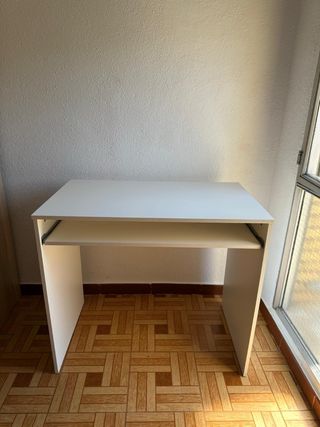 Escritorio blanco con bandeja para teclado