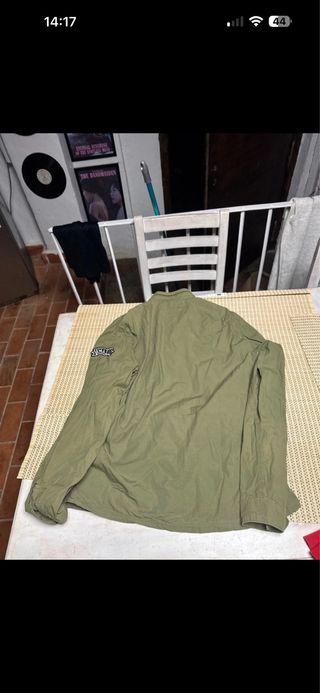 Camiseta verde con botones