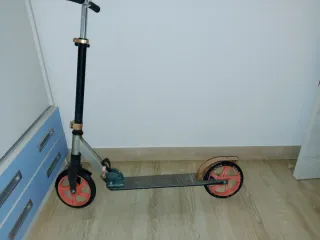 Patinete con ruedas grandes