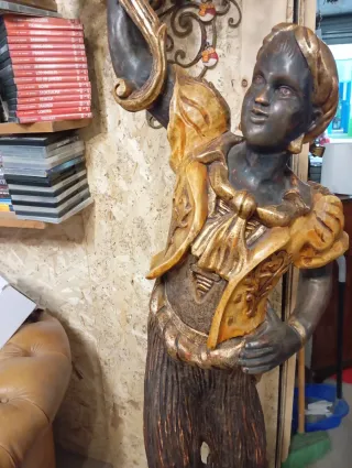 Lampadario antico figura uomo