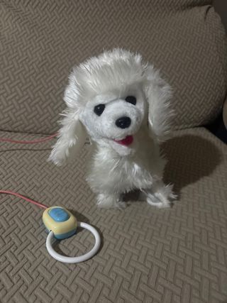 Perro de peluche que anda con correa