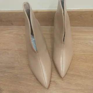 Botines beige tacón punta talla 38