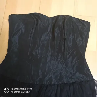 Vestido de fiesta negro con volantes