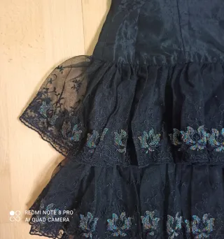 Vestido de fiesta negro con volantes