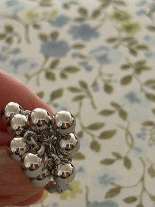 Anillo plateado con diseño de esferas