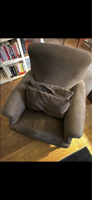 Sillón marrón de ante