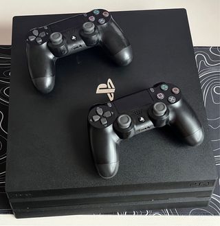PS4 Pro 1TB + 2 Mandos + Goldhenn