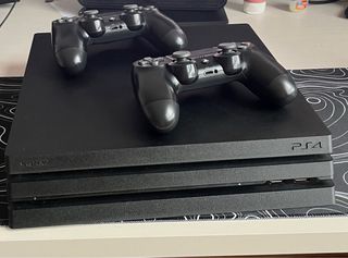 PS4 Pro 1TB + 2 Mandos + Goldhenn