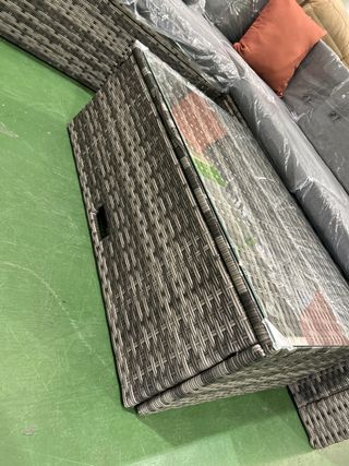 Rinconera de ratán gris