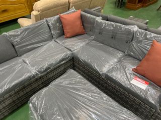 Rinconera de ratán gris