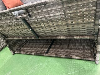 Rinconera de ratán gris