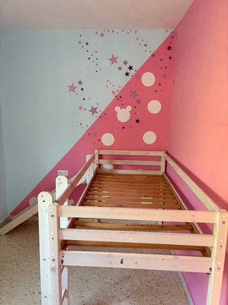 Cama alta infantil con tobogán y escalera