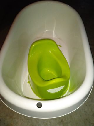 Bañera infantil blanca con diseño de olas y orinal