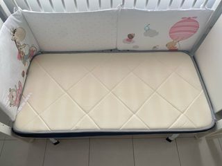 Cuna de bebé blanca con protector