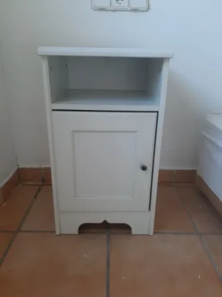 Mesita de noche blanca de madera