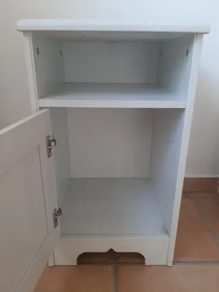 Mesita de noche blanca de madera