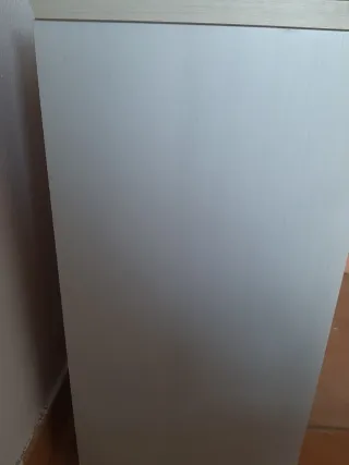 Mesita de noche blanca de madera