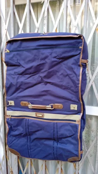 Maleta porta trajes azul y marrón
