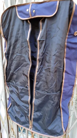 Maleta porta trajes azul y marrón