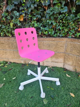 Silla de escritorio rosa con ruedas