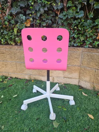 Silla de escritorio rosa con ruedas