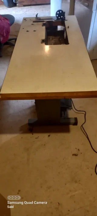 Mesa de máquina de coser con motor