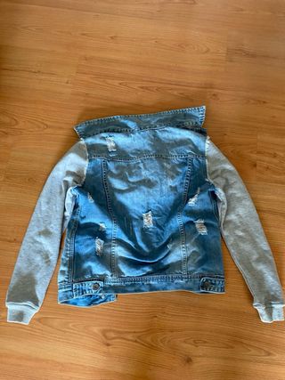 Chaqueta vaquera con capucha gris