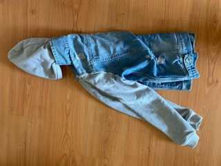 Chaqueta vaquera con capucha gris