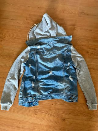 Chaqueta vaquera con capucha gris