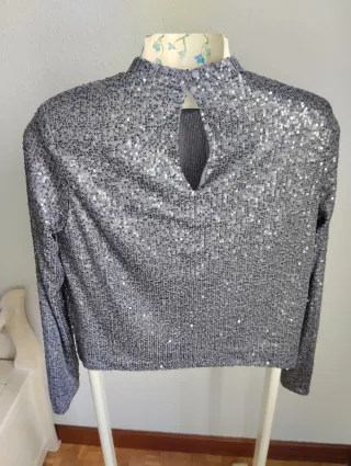 Camiseta lentejuelas manga larga.