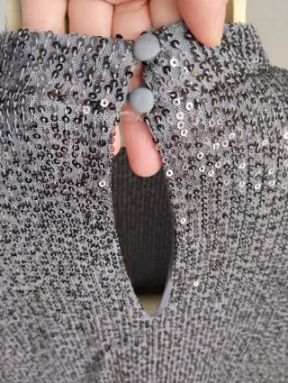 Camiseta lentejuelas manga larga.