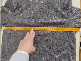 Camiseta lentejuelas manga larga.