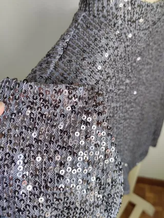 Camiseta lentejuelas manga larga.