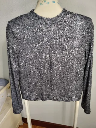 Camiseta lentejuelas manga larga.