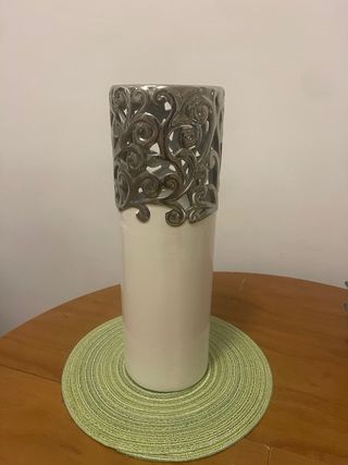 Jarrón Arte Regal blanco y plateado