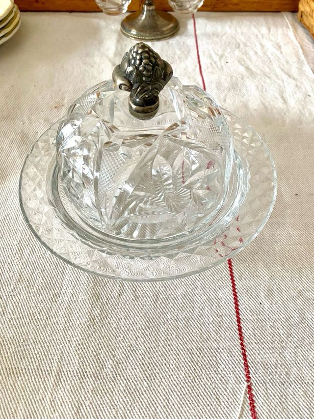 Mantequera cristal tallado con pomo metálico