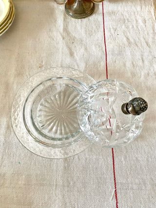 Mantequera cristal tallado con pomo metálico