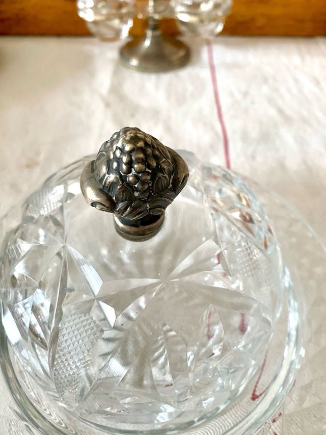 Mantequera cristal tallado con pomo metálico