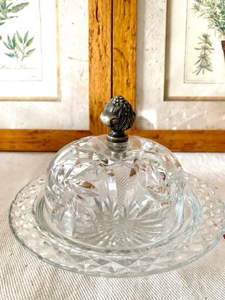 Mantequera cristal tallado con pomo metálico