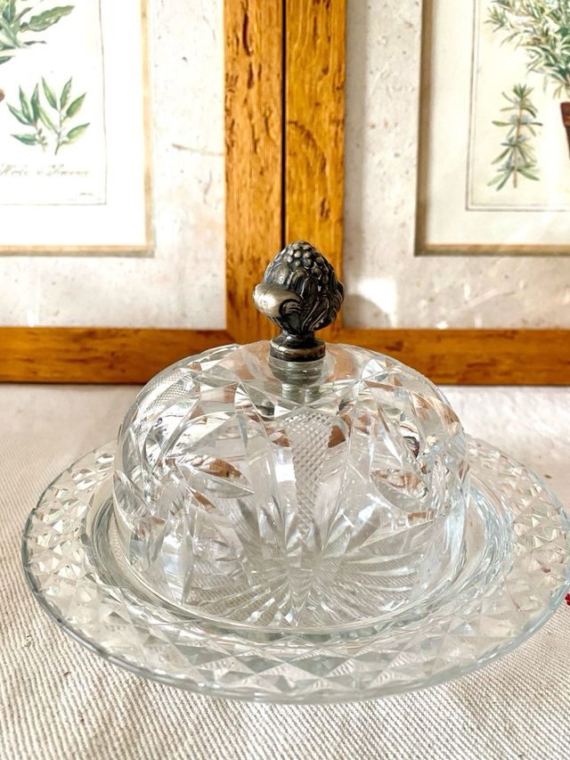 Mantequera cristal tallado con pomo metálico