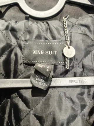 Gabardina Mango Negra Clásica doble botonadura.