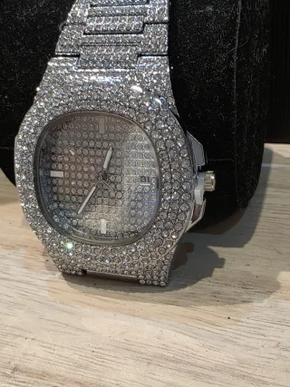 Orologio di Lusso Argentato con Cristalli