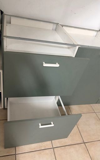 Muebles de cocina modulares grises y blancos
